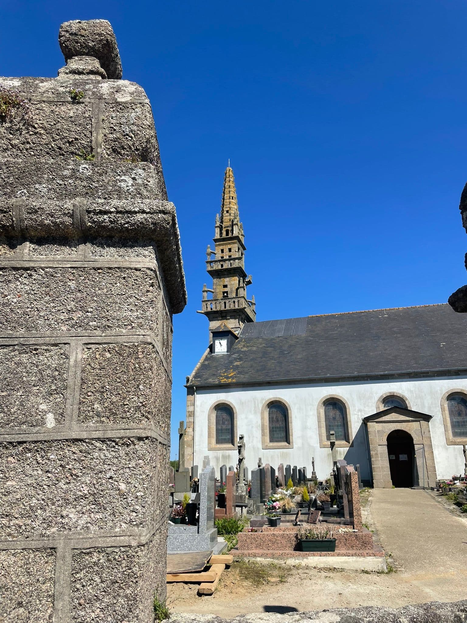 L'église Saint-Pierre de Ploumoguer et son clocher de 1753
